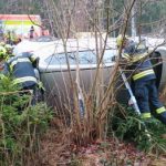 Hasiči, záchranáři a policisté se nezastavili už od soboty. Na Krumlovsku po srážce s daňkem hromadná nehoda