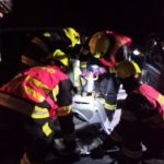 Hasiči, záchranáři a policisté se nezastavili už od soboty. Na Krumlovsku po srážce s daňkem hromadná nehoda