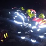 Hasiči, záchranáři a policisté se nezastavili už od soboty. Na Krumlovsku po srážce s daňkem hromadná nehoda