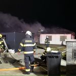 V Chotovinách zasahovalo na Štědrý večer několik jednotek u požáru rodinného domu. Chytil od vánočního stromku