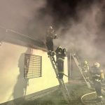 V Chotovinách zasahovalo na Štědrý večer několik jednotek u požáru rodinného domu. Chytil od vánočního stromku