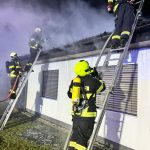 V Chotovinách zasahovalo na Štědrý večer několik jednotek u požáru rodinného domu. Chytil od vánočního stromku