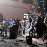 Sousedské zpívání v Zářečí podpořilo sbírku na obnovu visuté lávky. VIDEO