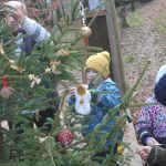 V Křenovicích ozdobili vánoční stromek v lesním divadle. Vede k němu adventní stezka