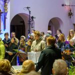 Bývalí žáci už pět let zpívají pro svou učitelku Miladu. Přidávají se i děti z bernartické školy