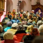 Bývalí žáci už pět let zpívají pro svou učitelku Miladu. Přidávají se i děti z bernartické školy
