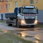 Na budějovickém sídlišti Máj prasklo potrubí. Lidé jsou bez vody