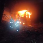 U Měšic shořela v noci chata. Vyjížděli hasiči i záchranáři