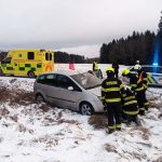 Osm nehod! Ve škarpě skončil autobus i osobní auta