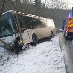 Osm nehod! Ve škarpě skončil autobus i osobní auta