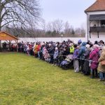 Milevský klášter ožil živým betlémem a koledami. Dorazili i tři králové na koních. Video