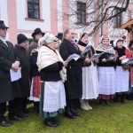 Milevský klášter ožil živým betlémem a koledami. Dorazili i tři králové na koních. Video