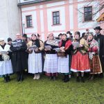 Milevský klášter ožil živým betlémem a koledami. Dorazili i tři králové na koních. Video