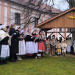 Milevský klášter ožil živým betlémem a koledami. Dorazili i tři králové na koních. Video