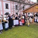 Milevský klášter ožil živým betlémem a koledami. Dorazili i tři králové na koních. Video