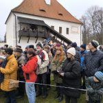 Milevský klášter ožil živým betlémem a koledami. Dorazili i tři králové na koních. Video