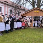 Milevský klášter ožil živým betlémem a koledami. Dorazili i tři králové na koních. Video