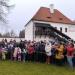 Milevský klášter ožil živým betlémem a koledami. Dorazili i tři králové na koních. Video