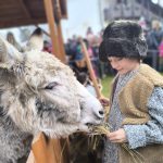 Milevský klášter ožil živým betlémem a koledami. Dorazili i tři králové na koních. Video