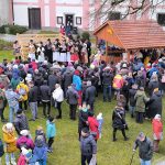 Milevský klášter ožil živým betlémem a koledami. Dorazili i tři králové na koních. Video