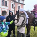 Milevský klášter ožil živým betlémem a koledami. Dorazili i tři králové na koních. Video