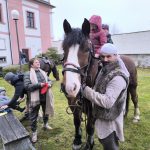 Milevský klášter ožil živým betlémem a koledami. Dorazili i tři králové na koních. Video