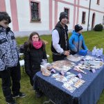 Milevský klášter ožil živým betlémem a koledami. Dorazili i tři králové na koních. Video