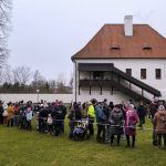 Milevský klášter ožil živým betlémem a koledami. Dorazili i tři králové na koních. Video