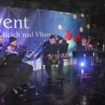 Nově nazdobený vánoční strom v Albrechticích rozsvítili andělé na chůdách