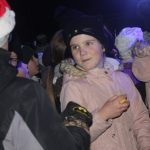 Nově nazdobený vánoční strom v Albrechticích rozsvítili andělé na chůdách