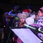 Nově nazdobený vánoční strom v Albrechticích rozsvítili andělé na chůdách