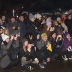 Nově nazdobený vánoční strom v Albrechticích rozsvítili andělé na chůdách