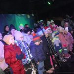 Nově nazdobený vánoční strom v Albrechticích rozsvítili andělé na chůdách