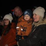 Nově nazdobený vánoční strom v Albrechticích rozsvítili andělé na chůdách