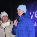 Nově nazdobený vánoční strom v Albrechticích rozsvítili andělé na chůdách