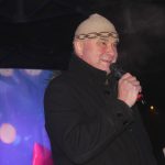 Nově nazdobený vánoční strom v Albrechticích rozsvítili andělé na chůdách