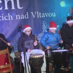 Nově nazdobený vánoční strom v Albrechticích rozsvítili andělé na chůdách