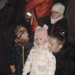 Nově nazdobený vánoční strom v Albrechticích rozsvítili andělé na chůdách