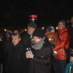 Nově nazdobený vánoční strom v Albrechticích rozsvítili andělé na chůdách