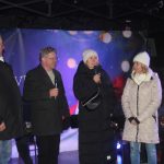 Nově nazdobený vánoční strom v Albrechticích rozsvítili andělé na chůdách