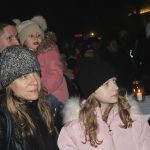 Nově nazdobený vánoční strom v Albrechticích rozsvítili andělé na chůdách