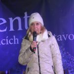 Nově nazdobený vánoční strom v Albrechticích rozsvítili andělé na chůdách