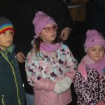 Nově nazdobený vánoční strom v Albrechticích rozsvítili andělé na chůdách