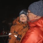 Nově nazdobený vánoční strom v Albrechticích rozsvítili andělé na chůdách