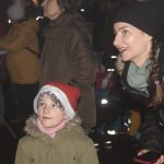 Nově nazdobený vánoční strom v Albrechticích rozsvítili andělé na chůdách