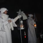 Nově nazdobený vánoční strom v Albrechticích rozsvítili andělé na chůdách