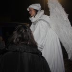 Nově nazdobený vánoční strom v Albrechticích rozsvítili andělé na chůdách