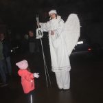 Nově nazdobený vánoční strom v Albrechticích rozsvítili andělé na chůdách