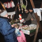 Nově nazdobený vánoční strom v Albrechticích rozsvítili andělé na chůdách