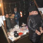 Nově nazdobený vánoční strom v Albrechticích rozsvítili andělé na chůdách